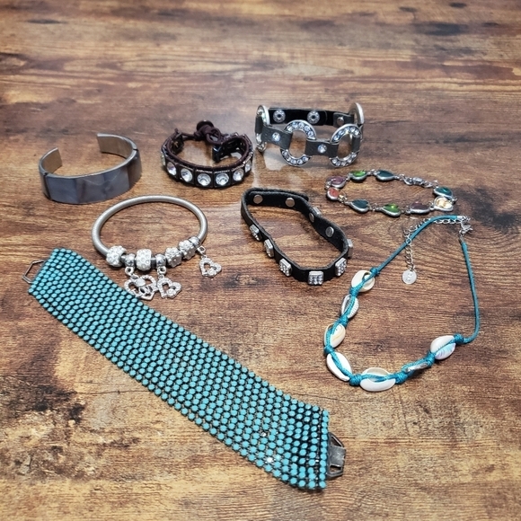 Bracelet bundle of 8 mixed styles, hearts, sea shells - Picture 8 of 8